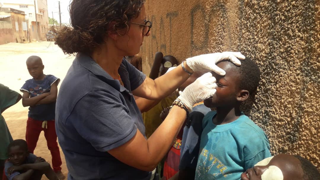 Compriamo farmaci e attrezzature mediche per i bambini in Senegal
